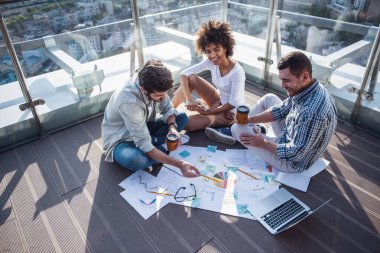 Güzel genç insanlar projeleri, araçları kullanma ve içme kahve şehir kurma balkonda çalışırken görüşüyorlar