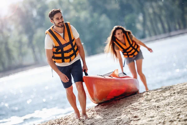 Feliz Joven Pareja Están Tirando Kayak Playa Después Navegar Hombre —  Fotos de Stock