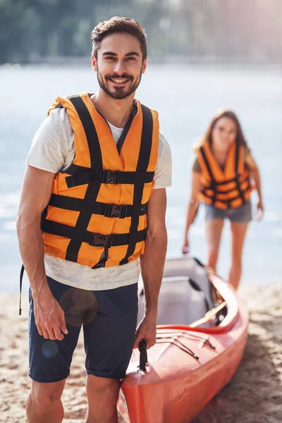 Les Jeunes Couples Tirent Kayak Sur Plage Après Voile Homme — Photo
