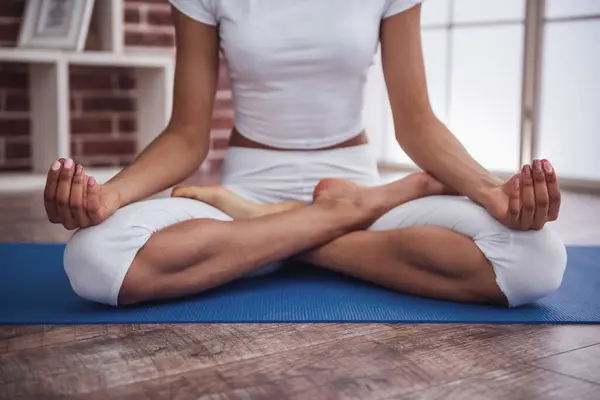 Evde Yoga Yaparken Lotus Pozisyonunda Oturan Güzel Bir Kızın Kırpılmış — Stok fotoğraf