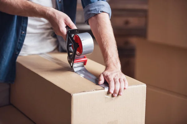 Cropped Image Guy Packing Cardboard Boxes While Moving New Apartment — Stock Photo, Image