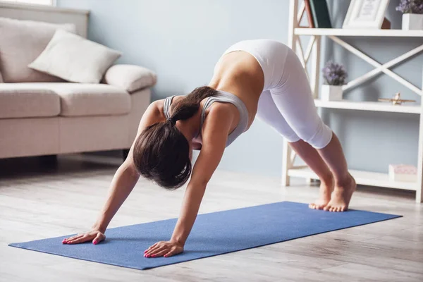 Schöne Sportlerin Dehnt Sich Während Sie Hause Yoga Macht — Stockfoto