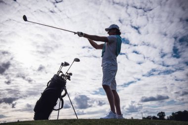 Tam uzunlukta portre yakışıklı adamın bir golf kulübü golf sahası üzerinde dururken seçme