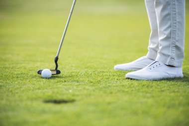 Oynarken golf, golf delik ön planda bir kişinin görüntüsü kırpılmış