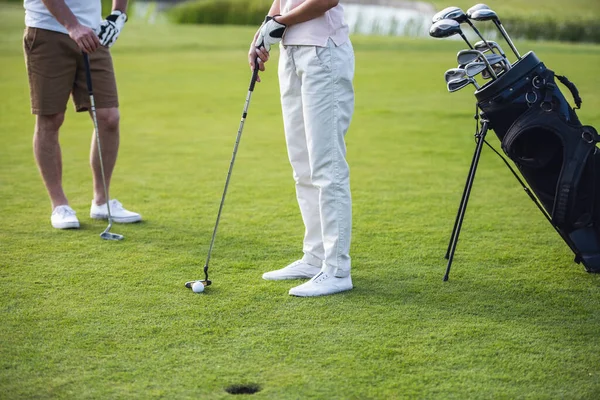 İnsan oynarken golf, golf delik ön planda kırpılmış görüntü
