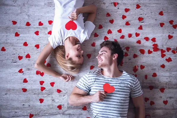 Top View Beautiful Young Couple Holding Red Paper Hearts Looking — Stock Photo, Image