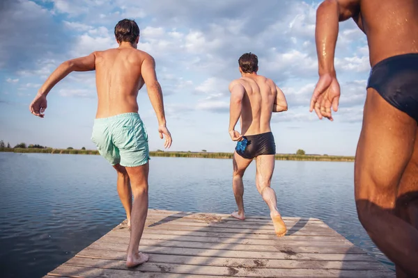 Chicos Guapos Están Saltando Desde Muelle Lago Hermosa Vista —  Fotos de Stock