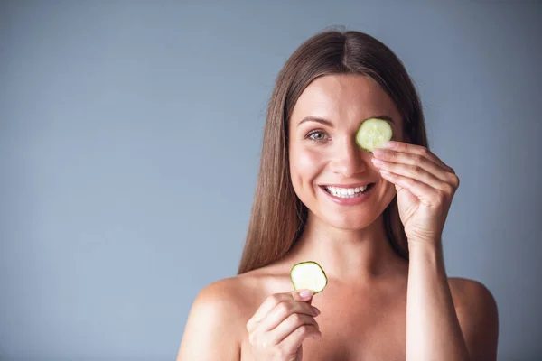 Beautiful Woman Bare Shoulders Holding Slices Cucumber Looking Camera Smiling — Stock Photo, Image