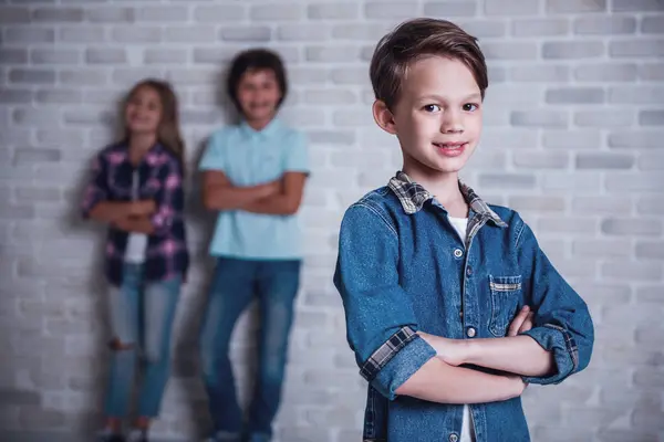 Lindos Niños Están Mirando Cámara Sonriendo Fondo Pared Ladrillo Blanco —  Fotos de Stock