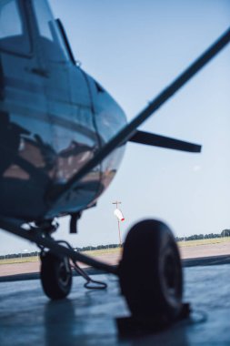 Modern beyaz uçak yolcuları bekleyen hangarda görüntü kırpılmış