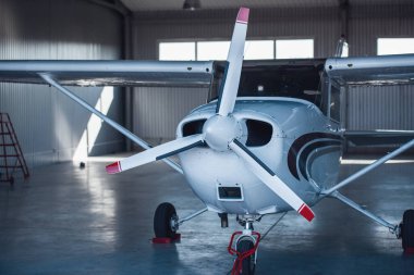 Modern beyaz uçak yolcuları bekleyen hangarda