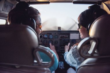 Arkadan Görünüm uçak, havacılık kulaklıklar içinde birleştirmek içinden uçmaya hazır