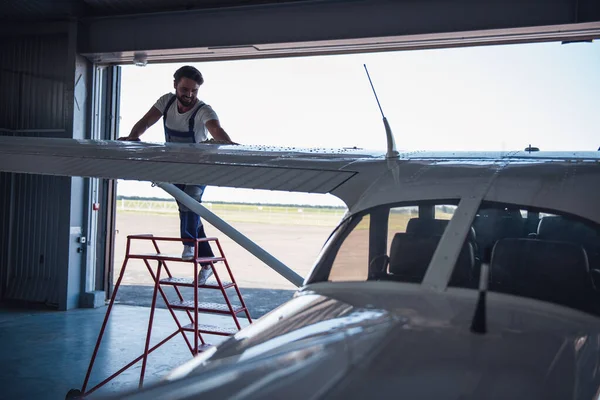 Handsome Bearded Mechanic Uniform Smiling While Cleaning Aircraft Hangar — Stock Photo, Image