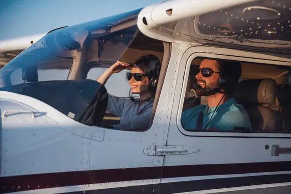 Güzel kaç Havacılık kulaklıklar içinde uçak uçmak için hazır otururken gülümsüyor