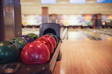 Ziyaretçiler, topları Focus için bekleyen Modern Bovling Oda