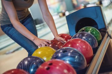 Çekici kız bir bowling topu oynamaya hazır seçtiğiniz görüntü kırpılmış