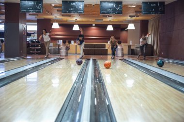 Mutlu genç arkadaşlar birlikte Bovling oynarken eğleniyor musun