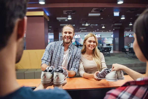 Vrolijke Jonge Paar Neemt Bowlingschoenen Glimlachend Klaar Spelen Bowling — Stockfoto