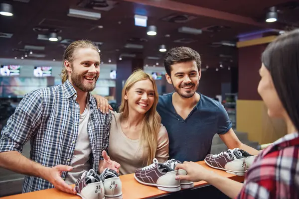 Veselý Mladí Lidé Podnikají Bowlingové Boty Úsměvem Připravený Hrát Bowling — Stock fotografie