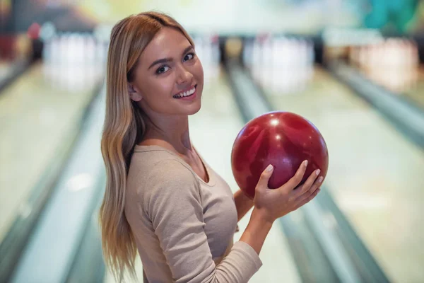 Attractive Blonde Girl Holding Bowling Ball Looking Camera Smiling Ready — Stock Photo, Image