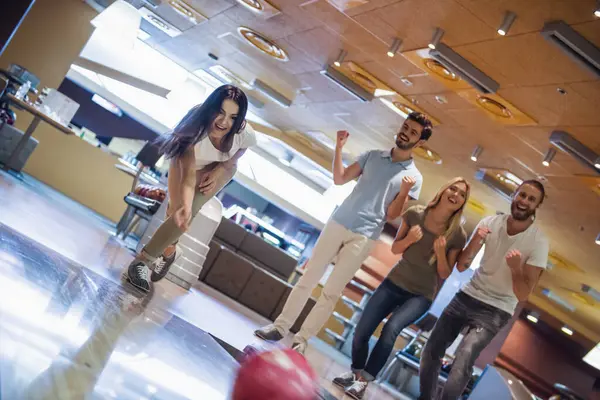 Glada Unga Vänner Har Roligt Medan Spelar Bowling Tillsammans — Stockfoto