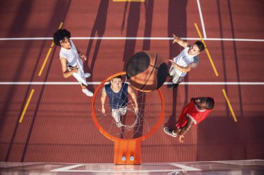 Yakışıklı basketbol oyuncular açık havada basketbol sahası üzerinde oynama Üstten Görünüm