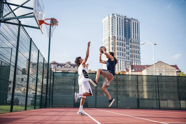 Красивые Баскетболисты Играют Баскетбольной Площадке Открытым Небом — стоковое фото