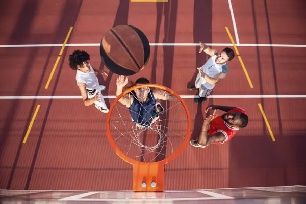 Ovanifrån Stilig Basketspelare Spelar Basketplan Utomhus — Stockfoto