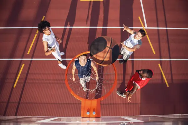 Вид Красивых Баскетболистов Играющих Баскетбольной Площадке — стоковое фото