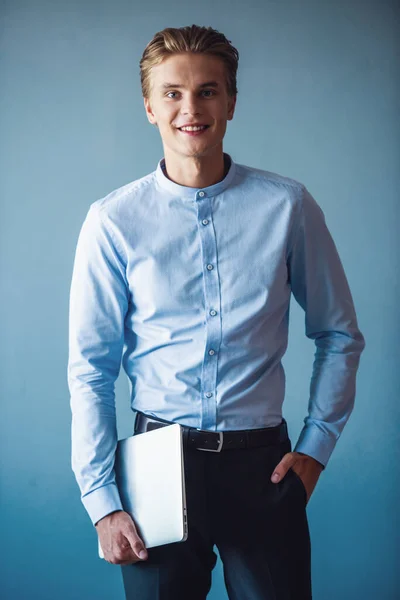 Pohledný Mladý Podnikatel Obleku Drží Notebook Při Pohledu Fotoaparát Usmívá — Stock fotografie
