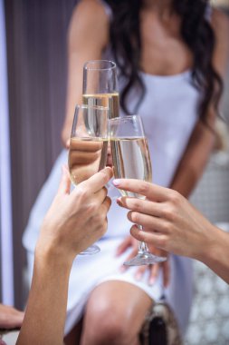 Şık düğün elbise ve modern düğün salonu ziyaret ederken bardak şampanya tungur arkadaşları gelinin kırpılmış görüntü