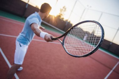 Güzel genç kadın ve yakışıklı adam açık havada tenis kortunda Tenis oynuyoruz