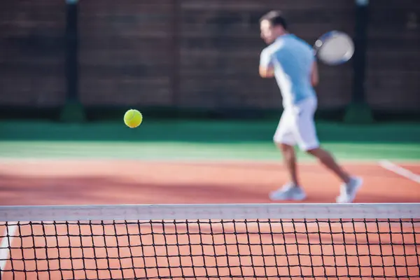 Yakışıklı adam tenis kortu açık tenis oynuyor
