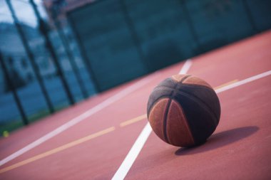 Koyu renk Basketbol basketbol sahası dışında yatan