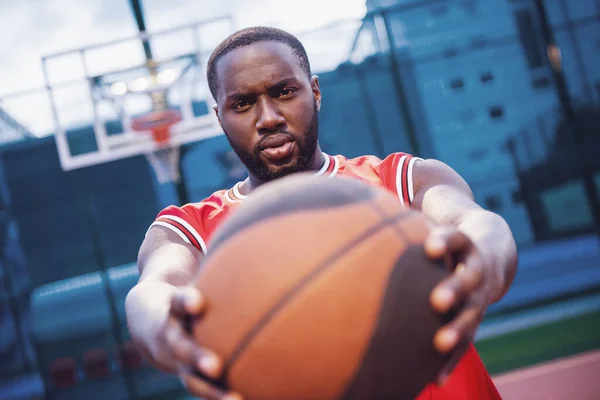 Snygg Basketspelare Tittar Kameran När Han Står Med Boll Basketplan — Stockfoto