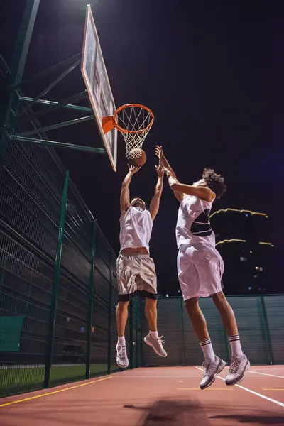 Gutaussehende Jungs Spielen Nachts Freien Basketball — Stockfoto