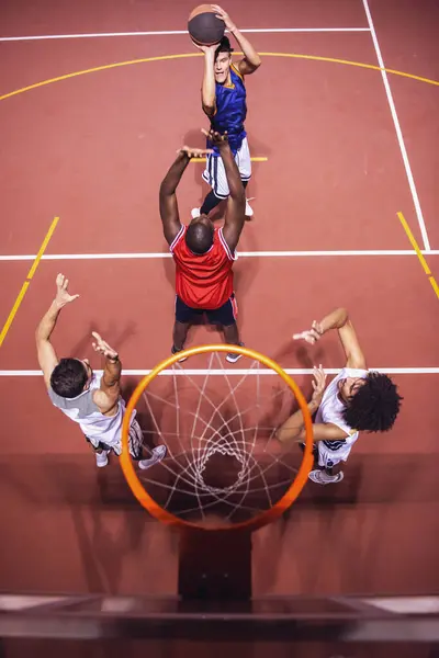 Высокий Угол Обзора Красивых Парней Играющих Баскетбол Ночью — стоковое фото