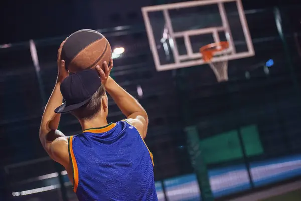 Stijlvolle Jonge Basketbalspeler Glb Schieten Een Bal Door Hoepel Tijdens — Stockfoto