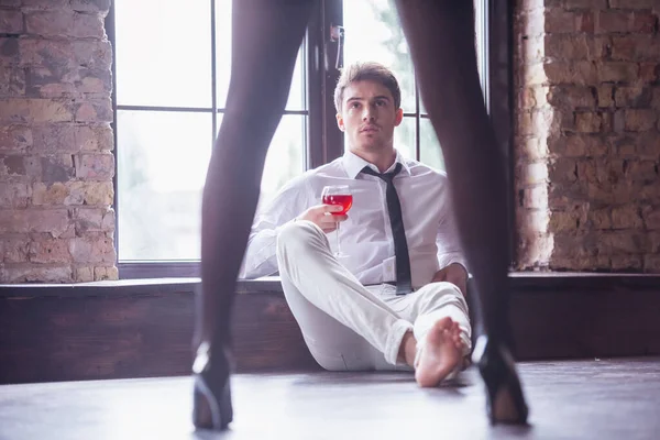 Przystojny Młody Biznesmen Kolorze Trzyma Kieliszek Wina Patrząc Dziewczyny Siedząc — Zdjęcie stockowe
