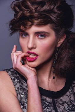 Glamour moda kadın portresi. Stüdyo çekim. gri arka planı
