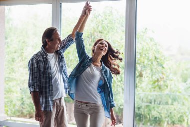 Güzel mutlu çift dans ve evde istirahat ederken gülümseyen