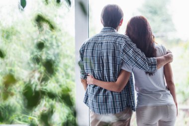 Arkadan sarılma ve açık havada evde istirahat ederken arıyorum güzel çift görünüşü