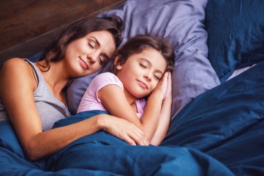 Güzel anne ve kızı evde yatakta yatıyor musun