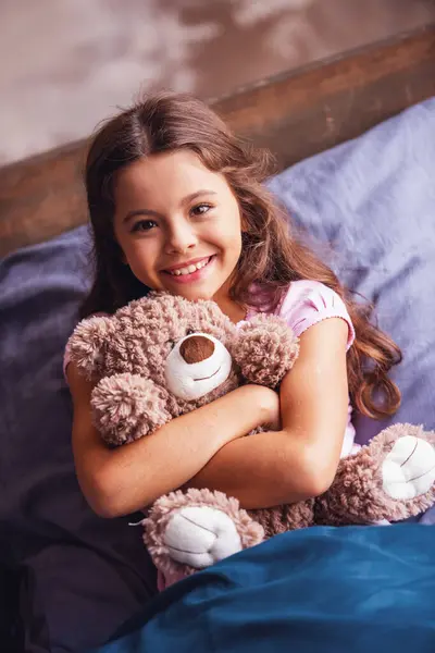 Pretty Little Girl Hugging Teddy Bear Looking Camera Smiling While — Stock Photo, Image