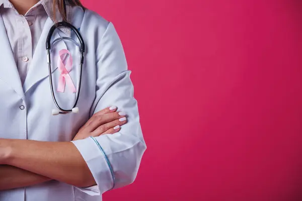 Kobiety Rakiem Piersi Skadrowana Lekarka Różową Wstążką Jej Klatce Piersiowej — Zdjęcie stockowe