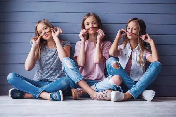 Trois Adolescentes Attirantes Vêtements Décontractés Font Des Moustaches Leurs Cheveux — Photo