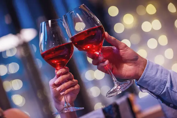 Immagine Ritagliata Coppia Bicchieri Vino Insieme Mentre Hanno Appuntamento Ristorante — Foto Stock