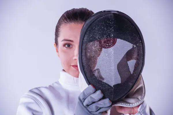 Koruyucu Giyim Güzel Kadın Fencer Maske Tutarak Gri Arka Plan — Stok fotoğraf