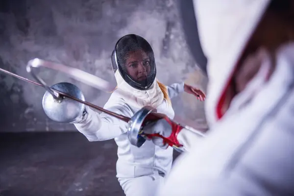 Esgrimistas Femeninas Ropa Protectora Están Luchando Sobre Fondo Gris Oscuro — Foto de Stock
