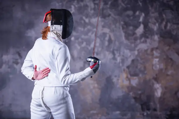 Pemain Anggar Wanita Dalam Pakaian Pelindung Menggunakan Senjata Saat Berlatih — Stok Foto